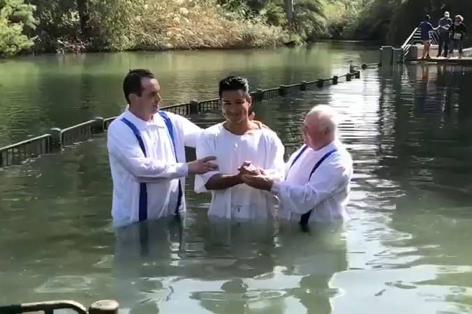 ISRAEL – Actorul american Mario Lopez a fost botezat de pastori români în Rîul Iordan